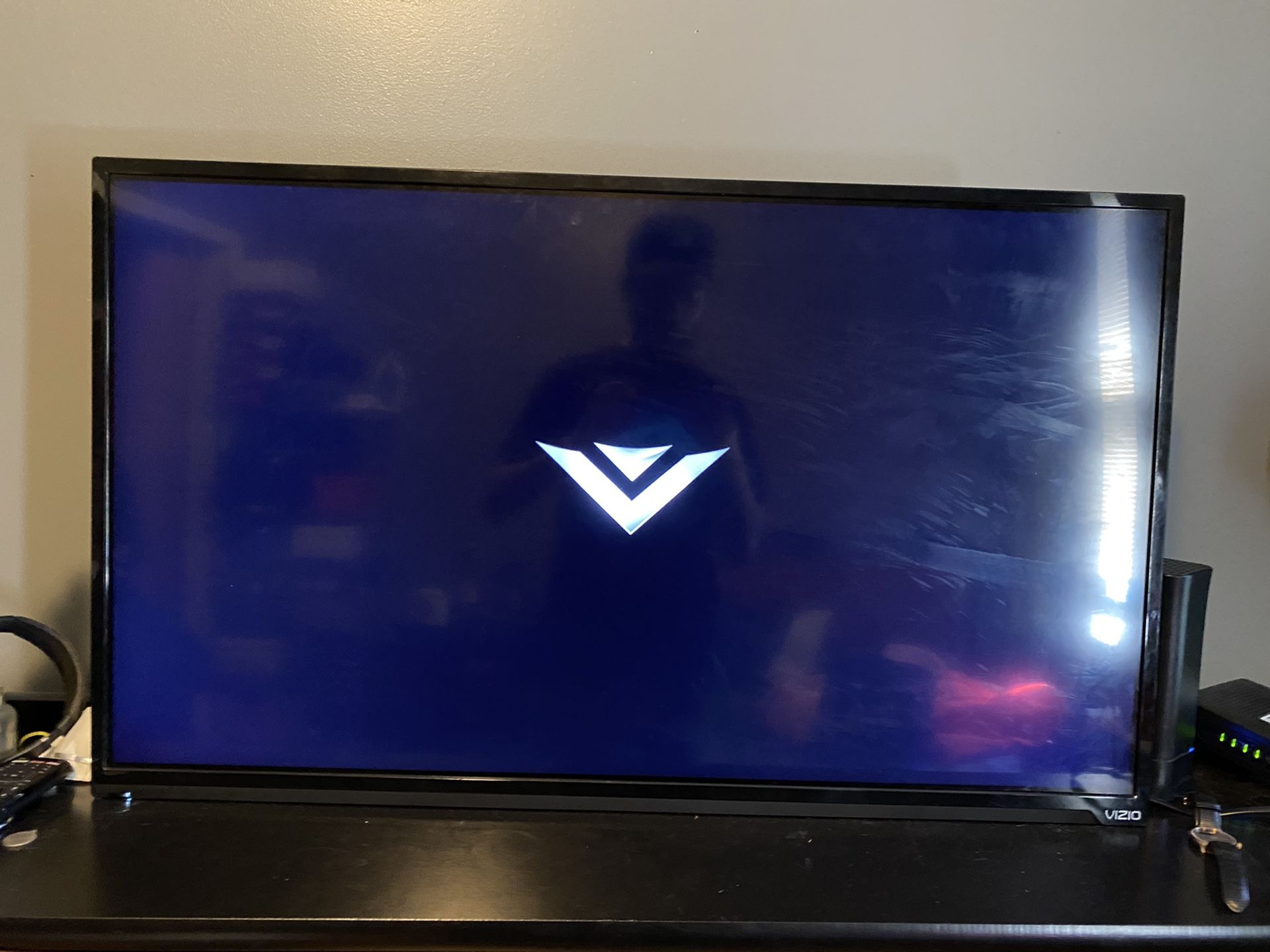 Vizio Smart Tv 40 Inch with wall mount $120 - Can Deliver in NYC