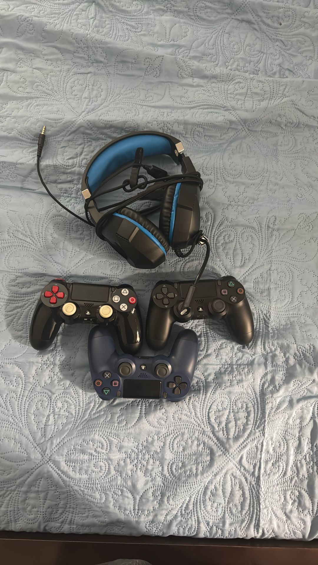 PS4 Controllers And Beexelent Headset
