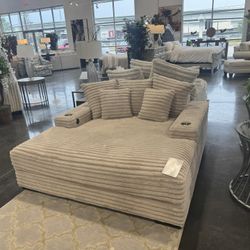 CHAISE LOUNGE WITH DUAL CUP HOLDERS AND USB CHARGING PORTS
