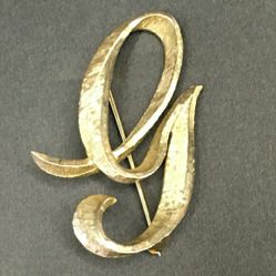 Letters brooch Pin in gold tone g and E.