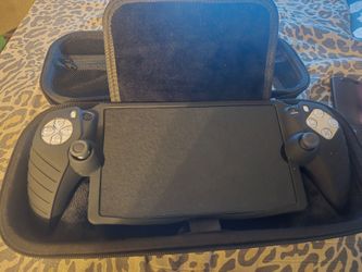 Playstation portable like new with silicon case and carrying case