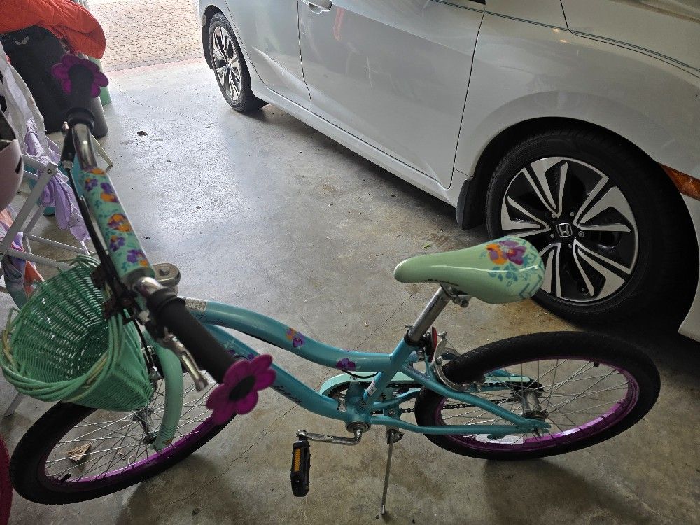 SCHWINN GIRLS BIKE