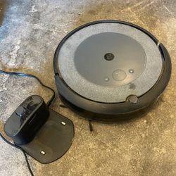 iRobot Roomba i3 Robot Vacuum