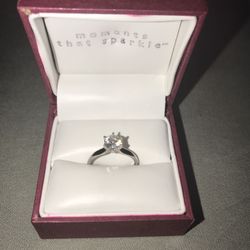 Beautiful engagment ring 1 carrot super good clarity