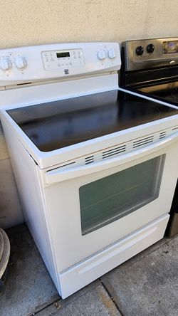 Preciosa Estufa Electrica Kenmore luz 220V plancha de vidrio lista para usar super limpia trabaja muy bien los cuatro quemadores y el horno $150