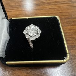 Beautiful 18 Karat White gold ring