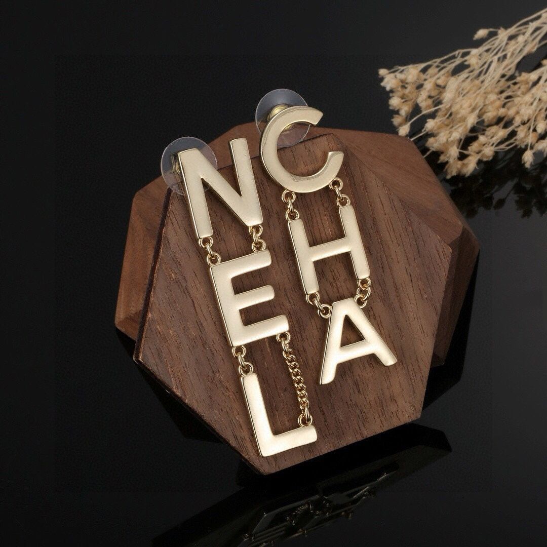 A classic women's earrings