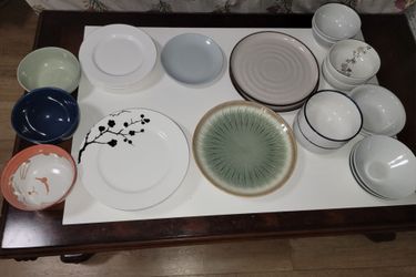 30 Ceramic plates and bowls