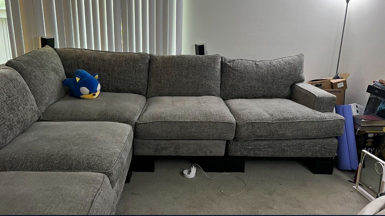 Modular Gray Sectional Couch – Spacious & Rearrangeable