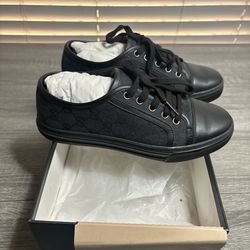 Black Gucci trainers with a minimalist style #GucciTrainers