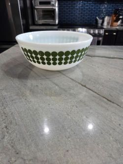 Vintage pyrex green dot bowl