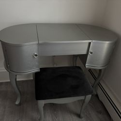 Vanity Table With Chair 