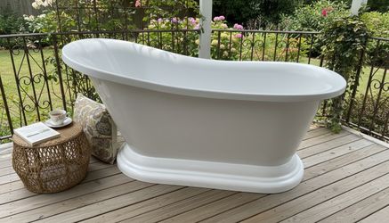 67” Acrylic Free Standing Bath Tub! Can be used as cold plunge tub or as huge planter! Three cracks all near the top edge. Needs drain plug. Delivery 