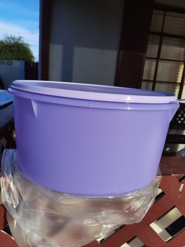 Tupperware Giant Canister Round 10 Liter  For $35.00