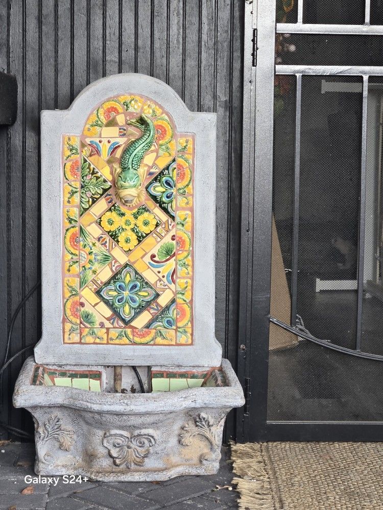 Beautiful Fountain Works Great 