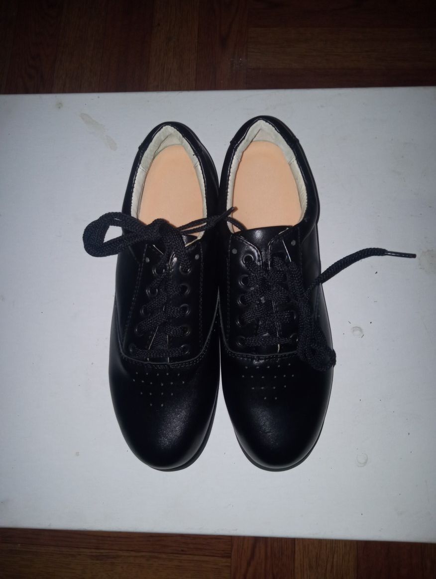 Brand New Pair Of Women's Black Leather Mt. Emeys Size 8 AA