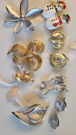 Vintage Jewelry Collection Brouches And Earrings