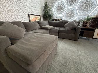 FRE DELIVERY NO DEPOSIT Luxurious grey sectional couch u shaped