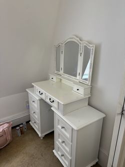Vanity Desk with Tri-Fold Mirror