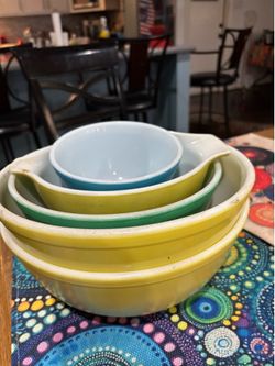 Vintage Pyrex mixing bowl set