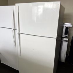 WHIRLPOOL TOP FREEZER 33”WIDE APARTMENT SIZE