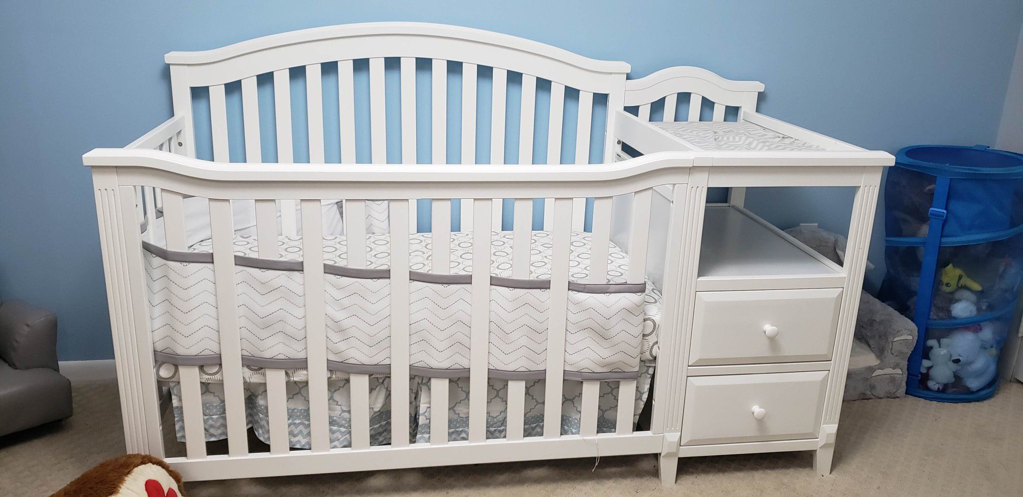 Sorelle Berkley crib with a mattress