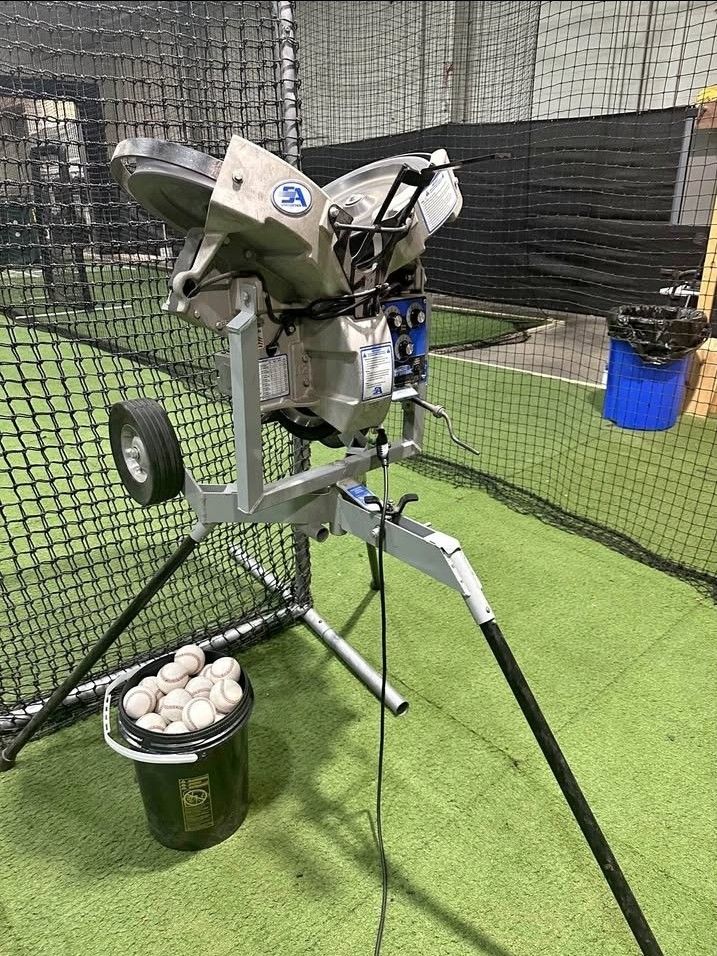 Baseball pitching machine