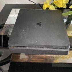 PS4 Slim 1TB 2 controllers