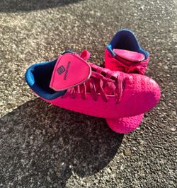 Soccer shoes