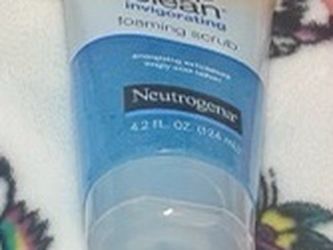 Neutrogena Deep Clean Invigorating Foaming Scrub