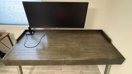 Desk with 34” LG monitor