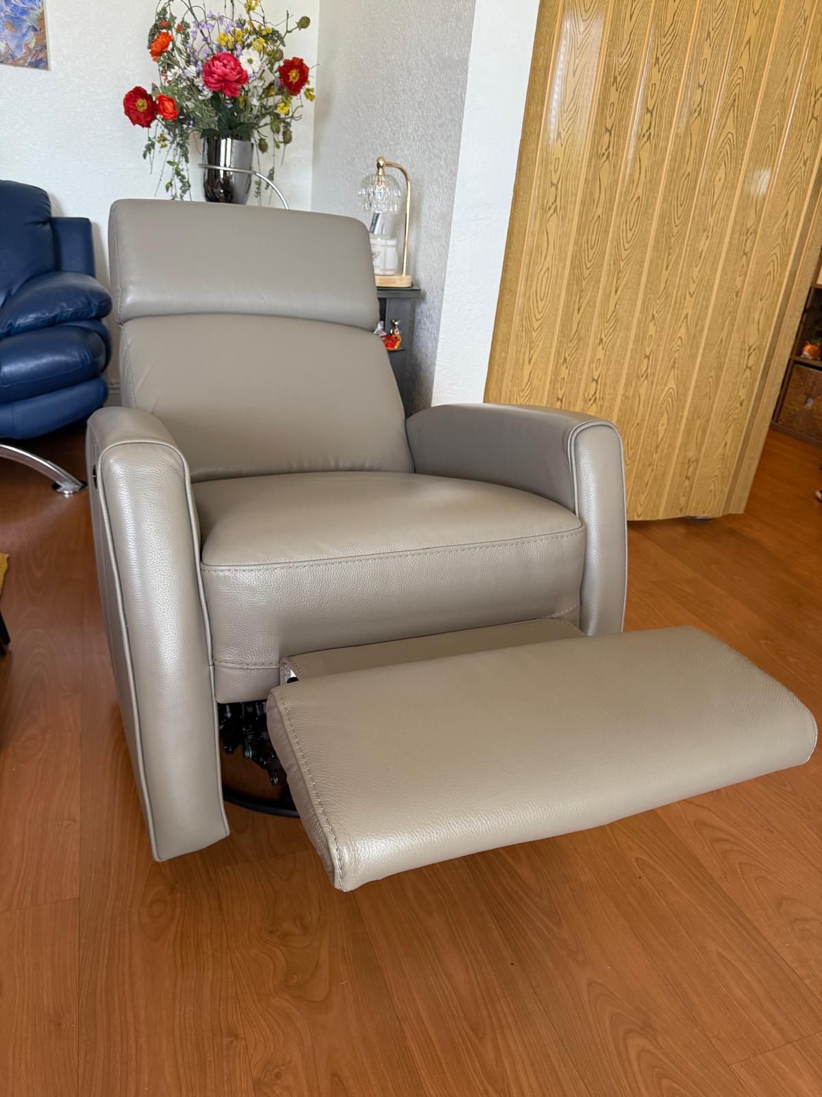 El dorado Electronic Reclining Swivel Chair