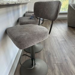 4 Bar Stools Brand New