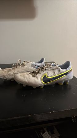 NIKE Tiempo Legend Soccer Cleats Size 9