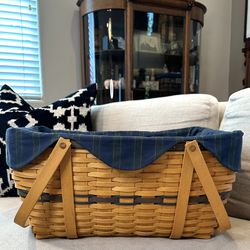 Longaberger 1999 Collectors Club Family Picnic Basket w/ Fabric Liner, Protector