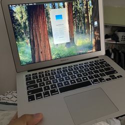 2017 Macbook Air 13-inch 8GB RAM 128GB SSD 1.8 GHz Dual-Core Intel Core i5 macOS Sequoia 15.3.2