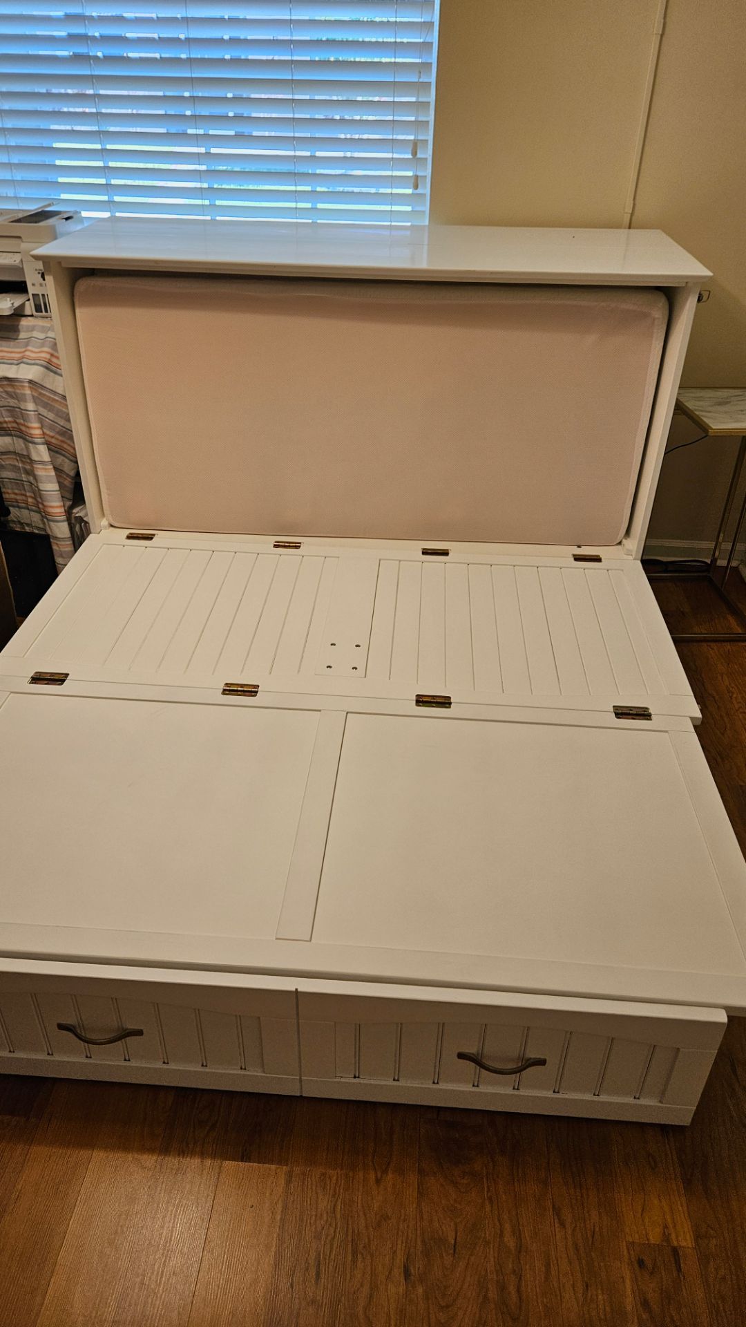 Hide-a-Bed / murphy bed