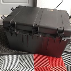 Pelican heavy duty storage/travel case with 2 wheels & extendable handle