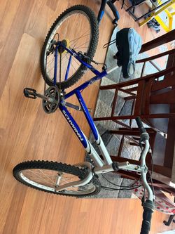 Vintage Schwinn frontier 19 inch bike . Very good condition ready to ride or collect
