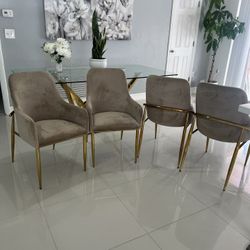 4 Sillas De Gamuza en Beige y Dorado.  Nuevas.  