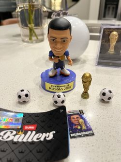 RARE Zuru FIFA World Cup Soccer Figure Ballers Kylian Mbappe Gold Trophy Medal