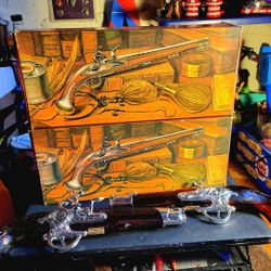 AVON. VINTAGE/RARE (1960'S) TWO DUELING PISTOLS COLOGN BOTTLES MINT: 2 Bottles empty, comes w/boxes. firm.