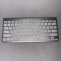 Apple Wireless Keyboard - Bluetooth Mac Keyboard - Silver/White