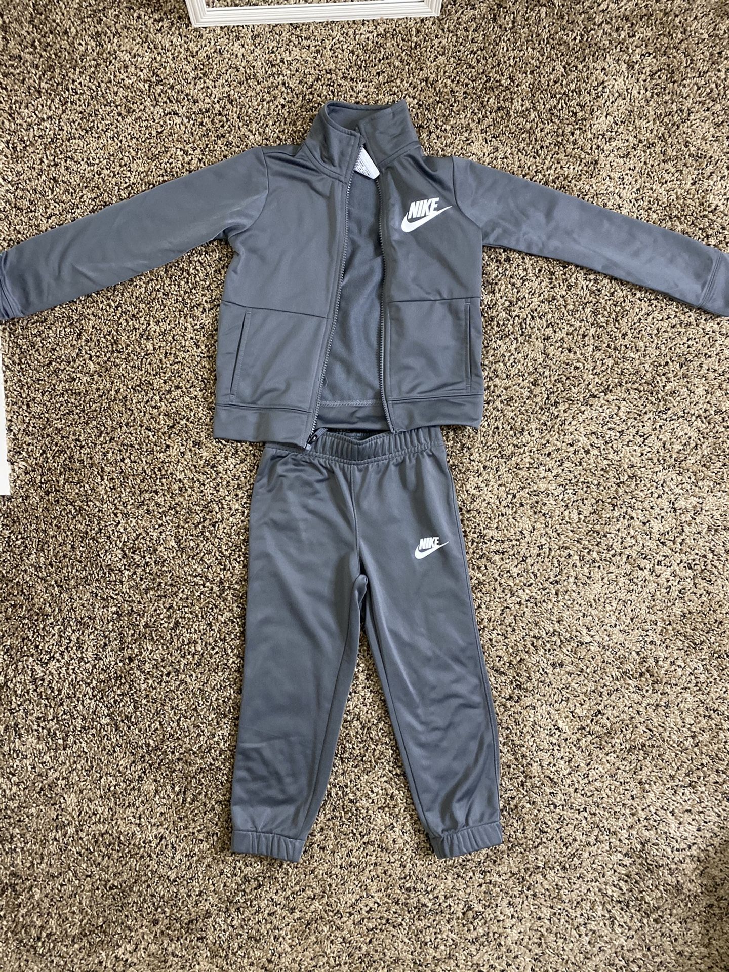 Nike tracksuit gray size 4t