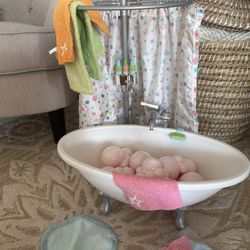 American Girl Doll Shower And Tub Set In Great Condition 