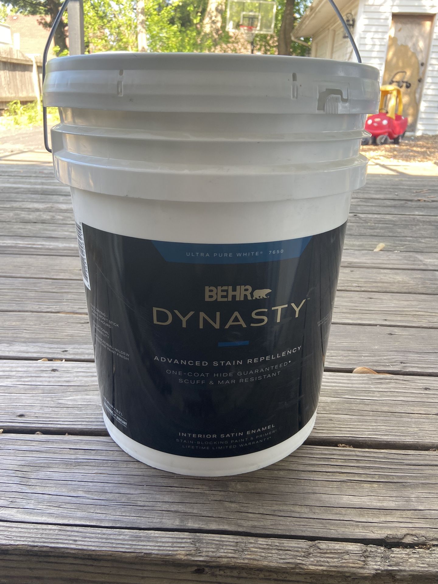 Behr Dynasty 5 Gal White Paint / Primer