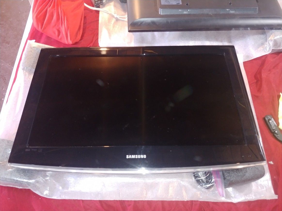 32" Samsung TV Model # LN32B360C5D