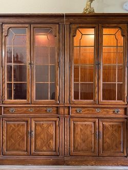 Thomasville Solid Wood Living Room Display Hutch