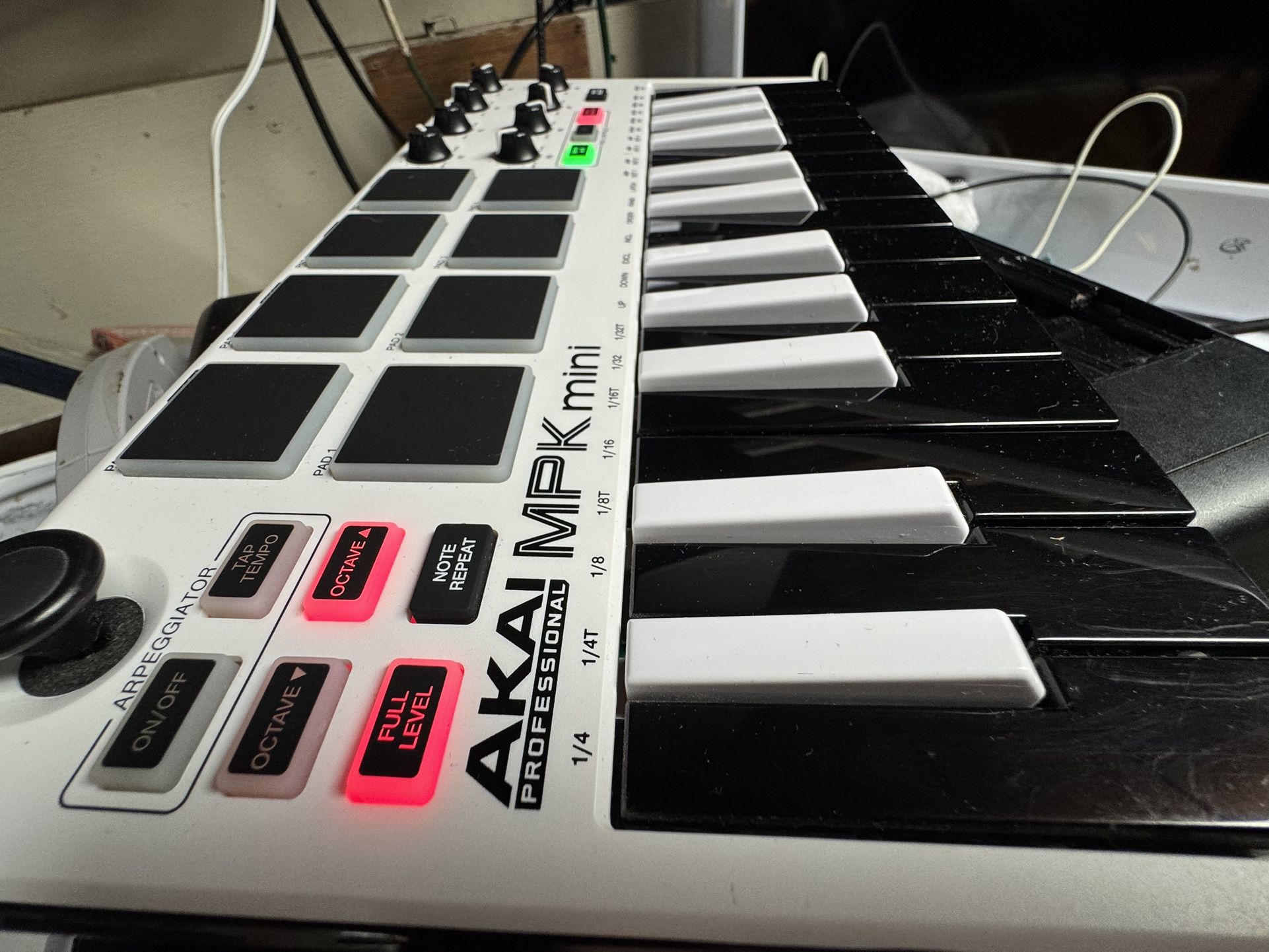 Akai MPK Mini - MIDI Controller