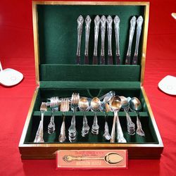VINTAGE NORTHLAND STAINLESS “MADISON HOUSE” FLATWARE SET (70 PIECES) IN VINTAGE WOODEN CHEST/VERY GOOD CONDITION